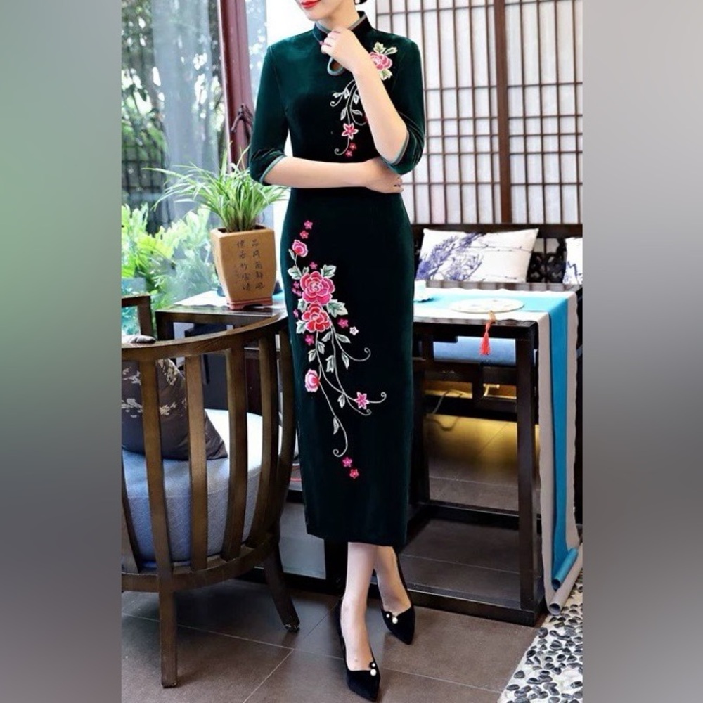 Elegant Green Velvet Cheongsam Qipao Dress with Floral Embroidery
